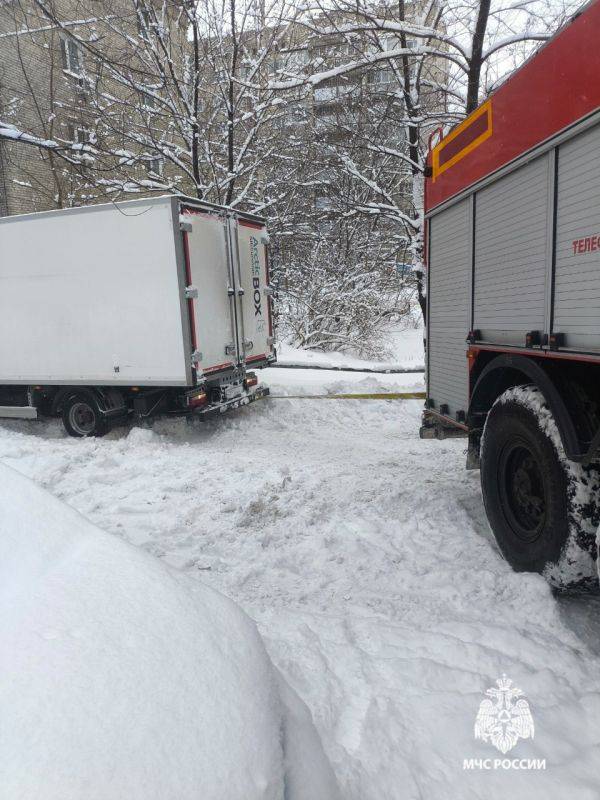 Пожарные МЧС России пришли на выручку водителю грузовика в Хабаровске