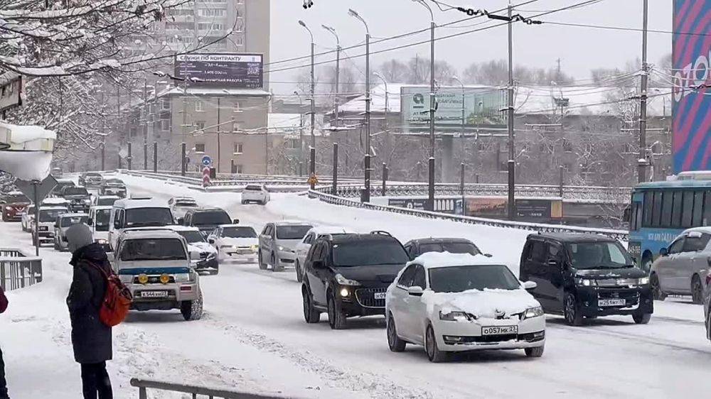 Дневная очистка города. Чтобы как можно скорее убрать снег с проезжей части, по дорогам города курсируют колоны техники. Они работают в круглосуточном режиме