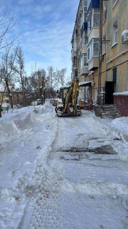 Даже в выходные дни управляющие организации, тсж, жск, тсн продолжают работы по очистке придомовых территорий, как ручным способом так и техникой