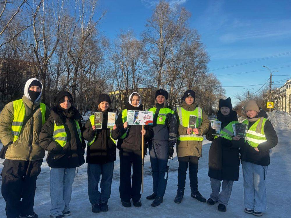 Комсомольские автоинспекторы с юными помощниками поздравили водителей с Днем защитника Отечества