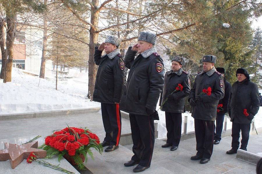 Начальник УМВД России по Хабаровскому краю почтил память героев, павших на военных фронтах и погибших при выполнении служебного долга