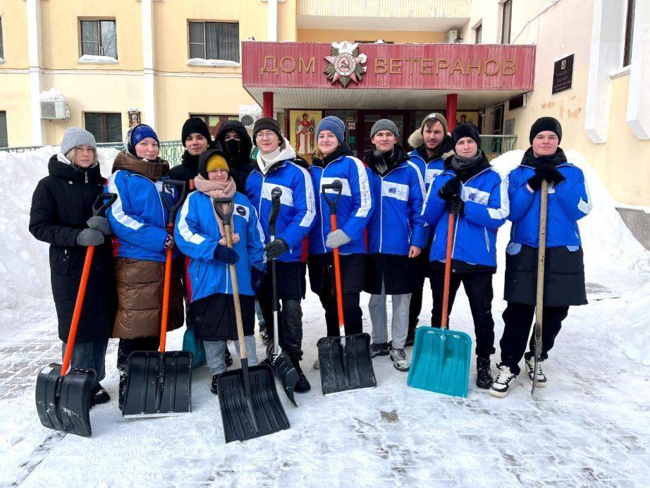 Молодежь Хабаровска вышла на уборку снега