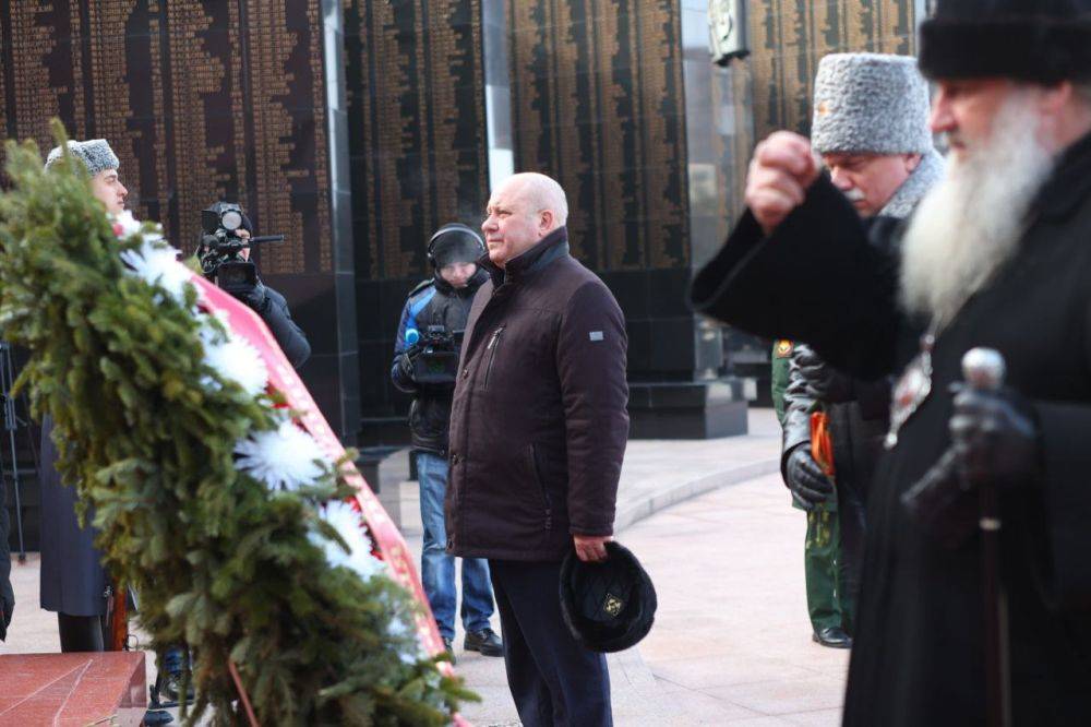 Сергей Кравчук: Сегодня мы чтим память и отдаем дань уважения хабаровчанам, воинам-дальневосточникам – тем, кто в разные годы выполнял свой воинский долг и ценой своей жизни защищал Отечество