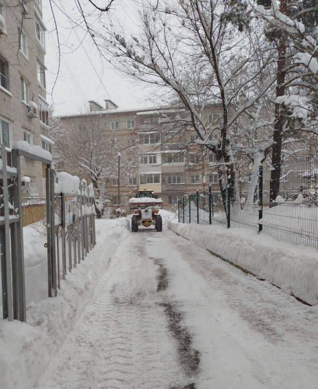 Даже в выходные дни управляющие организации, тсж, жск, тсн продолжают работы по очистке придомовых территорий, как ручным способом так и техникой