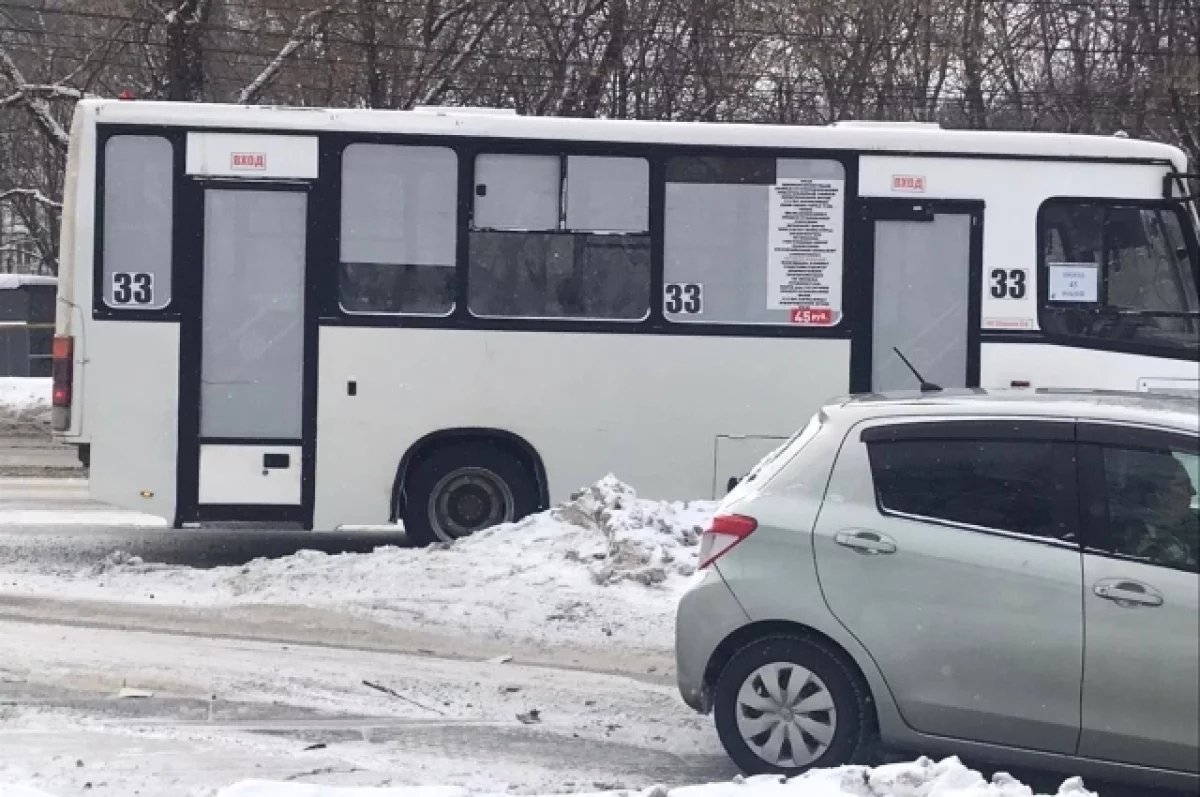 4 февраля в Хабаровске водитель Toyota врезался в автобус и трамвай0