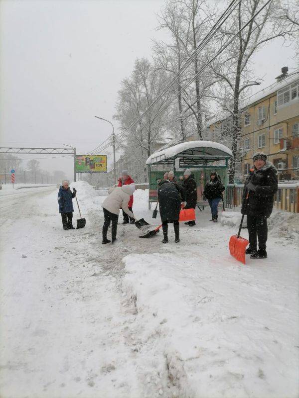 Сотрудники комитета администрации города Хабаровска по управлению Индустриальным районом вышли на уборку снега и привели в порядок остановки «Судоверфь», «МЖК», «Сурикова» и прилегающие к ним территории: пешеходные переходы...