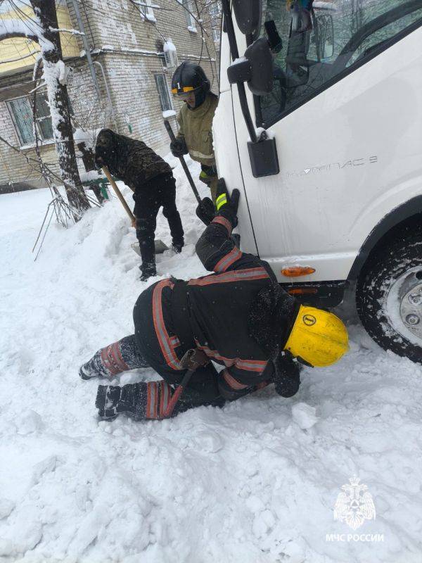 Пожарные МЧС России пришли на выручку водителю грузовика в Хабаровске