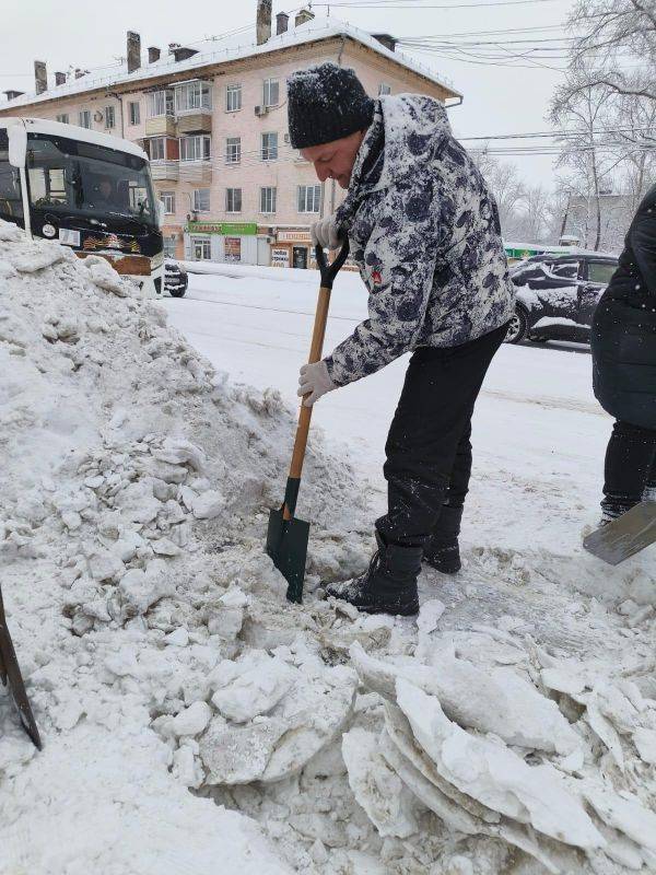 Сотрудники комитета администрации города Хабаровска по управлению Индустриальным районом вышли на уборку снега и привели в порядок остановки «Судоверфь», «МЖК», «Сурикова» и прилегающие к ним территории: пешеходные переходы...