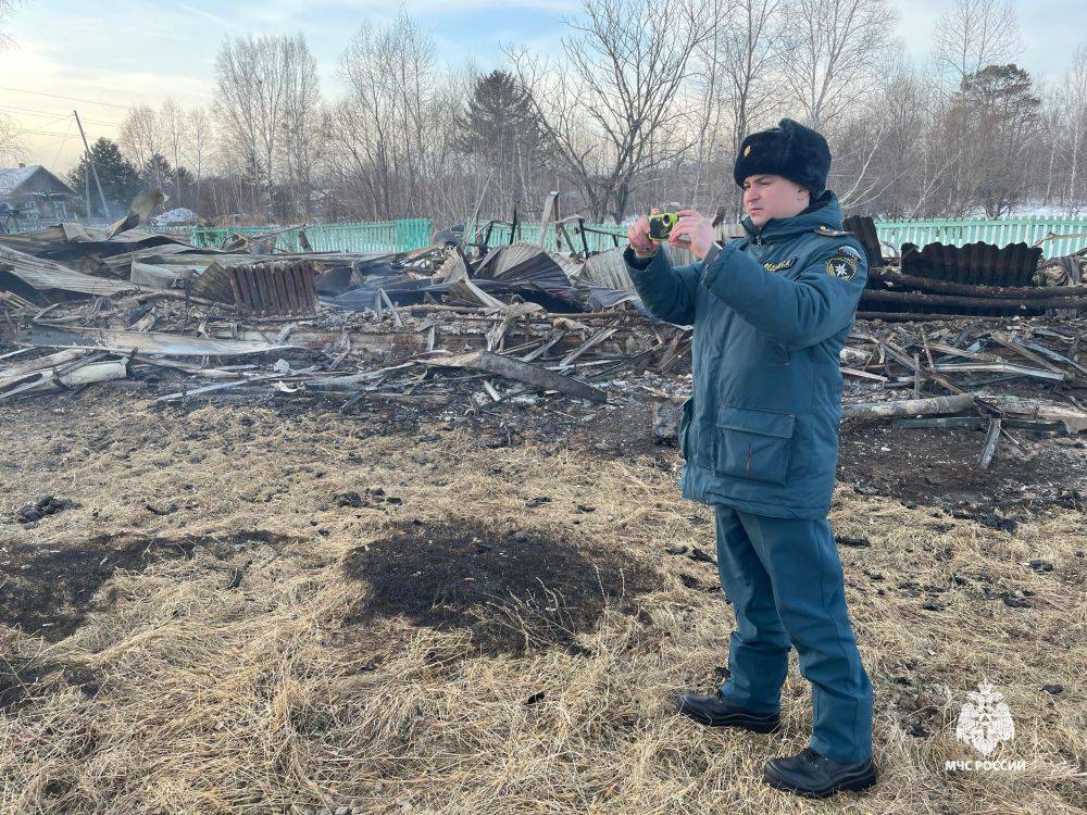 В поселке Кукан дознаватель МЧС России и эксперт Испытательной пожарной лаборатории ФПС по Хабаровскому краю осмотрели место пожара, пострадавшие от огня конструкции административного здания