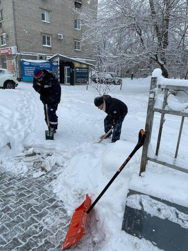 Сотрудники комитета администрации города Хабаровска по управлению Индустриальным районом вышли на уборку снега и привели в порядок остановки «Судоверфь», «МЖК», «Сурикова» и прилегающие к ним территории: пешеходные переходы...