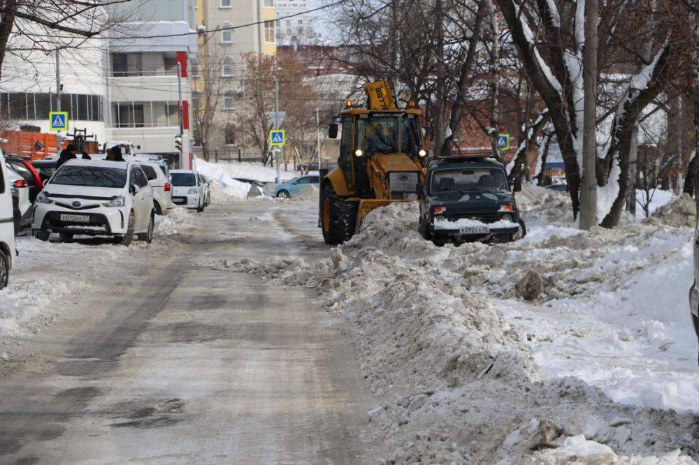 По поручению мэра Хабаровска Сергея Кравчука в городе продолжается масштабная очистка дорог от снега и наледи