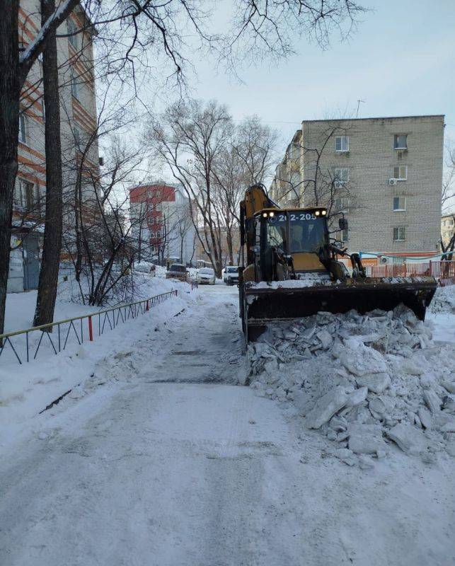 Даже в выходные дни управляющие организации, тсж, жск, тсн продолжают работы по очистке придомовых территорий, как ручным способом так и техникой