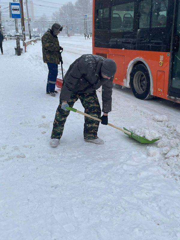 Сотрудники комитета администрации города Хабаровска по управлению Индустриальным районом вышли на уборку снега и привели в порядок остановки «Судоверфь», «МЖК», «Сурикова» и прилегающие к ним территории: пешеходные переходы...