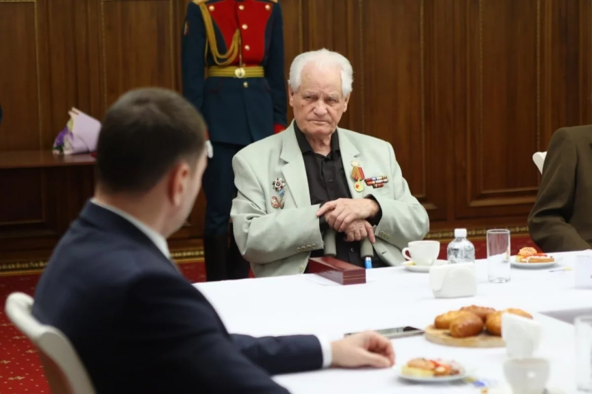 Демешин вручил хабаровским ветеранам ВОВ первые медали к 80-летию Победы0