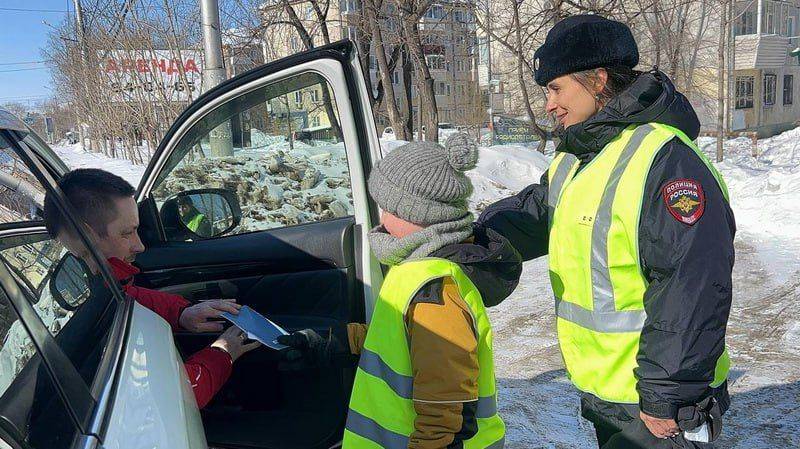 Сотрудники Госавтоинспекции г. Хабаровска провели профилактическую акцию «Защитники на дороге»