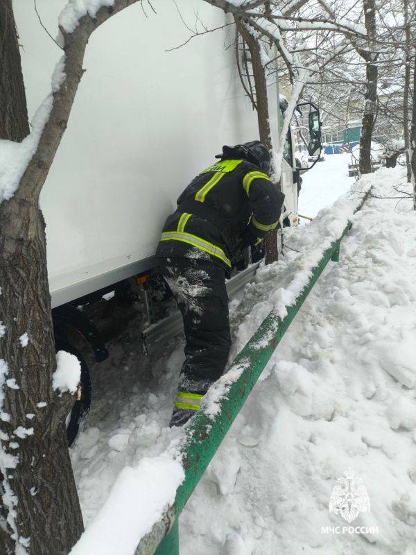 Пожарные МЧС России пришли на выручку водителю грузовика в Хабаровске