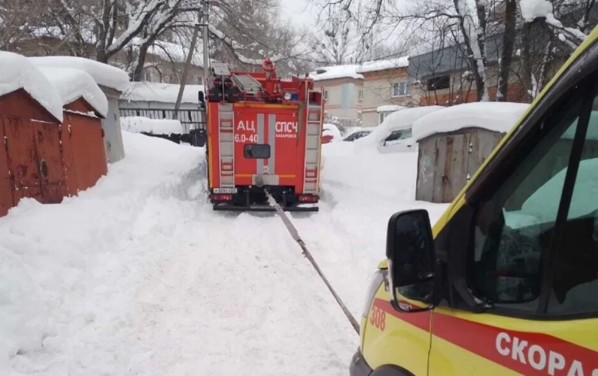 Хабаровские спасатели вытащили 25 автомобилей, застрявших в сугробах0