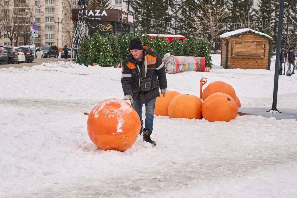 Демонтаж новогоднего городка на площади Ленина начался в Хабаровске