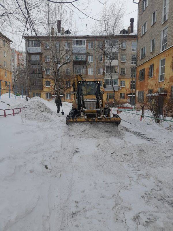 Даже в выходные дни управляющие организации, тсж, жск, тсн продолжают работы по очистке придомовых территорий, как ручным способом так и техникой