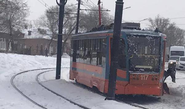 Автомобиль-автобус-трамвай: цепная авария произошла на улицах Хабаровска1