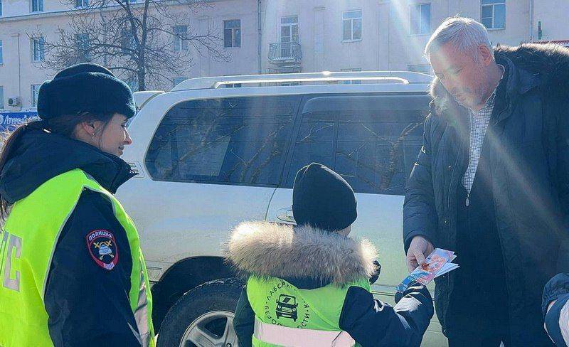 Сотрудники Госавтоинспекции г. Хабаровска провели профилактическую акцию «Защитники на дороге»