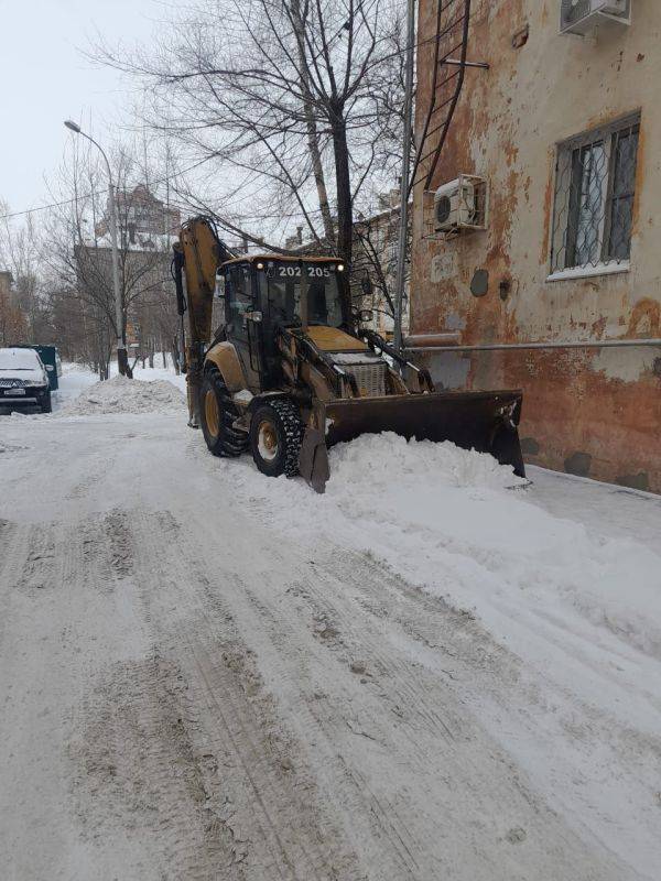 Даже в выходные дни управляющие организации, тсж, жск, тсн продолжают работы по очистке придомовых территорий, как ручным способом так и техникой