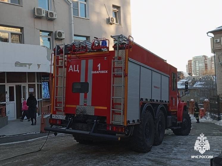 Бедоустройство: из-за забора пожарные в Хабаровске не смогли подъехать к горящему дому