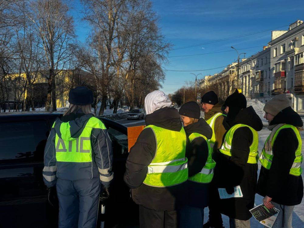 Комсомольские автоинспекторы с юными помощниками поздравили водителей с Днем защитника Отечества