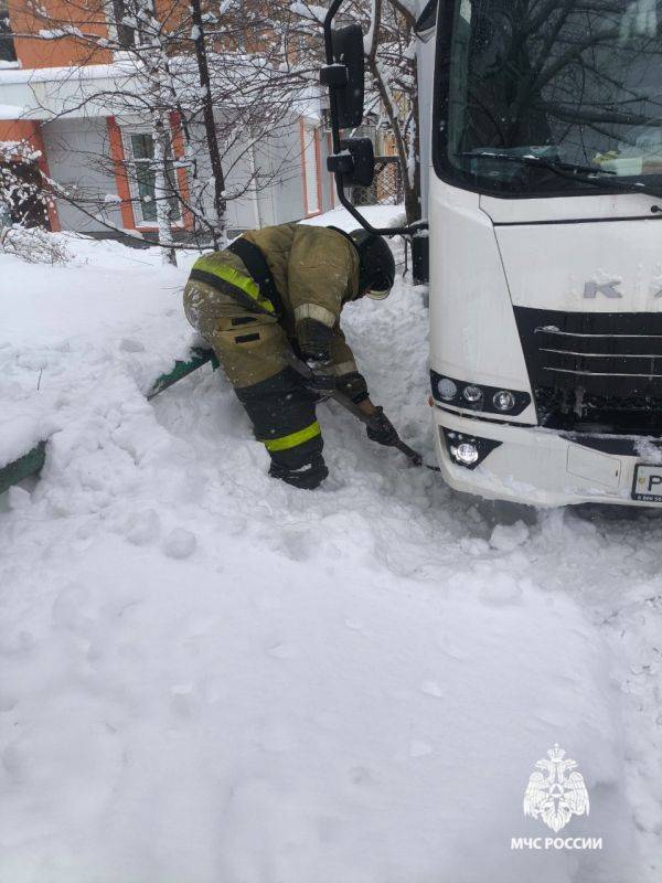 Пожарные МЧС России пришли на выручку водителю грузовика в Хабаровске