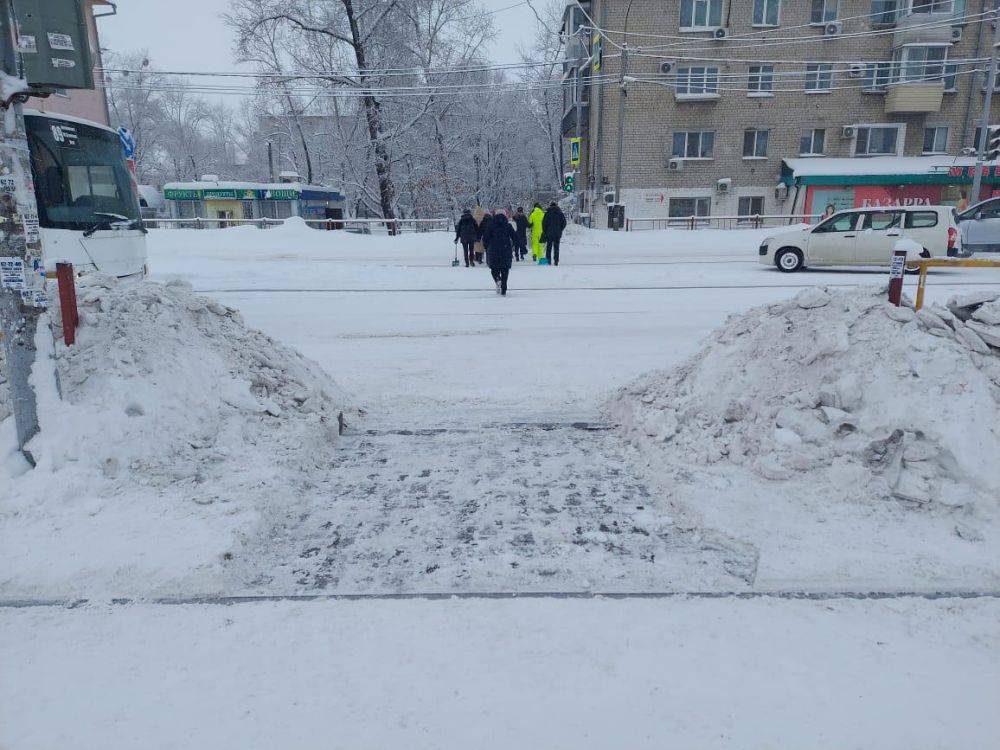 Сотрудники комитета администрации города Хабаровска по управлению Индустриальным районом вышли на уборку снега и привели в порядок остановки «Судоверфь», «МЖК», «Сурикова» и прилегающие к ним территории: пешеходные переходы...