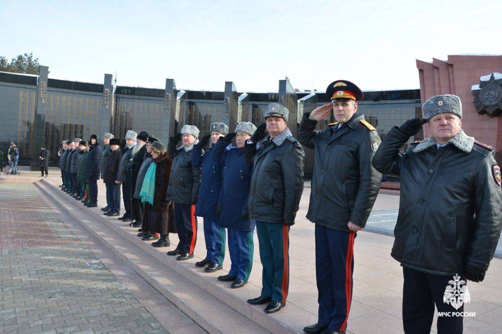 В Хабаровске сотрудники МЧС России приняли участие в торжественном митинге на мемориальном комплексе Славы