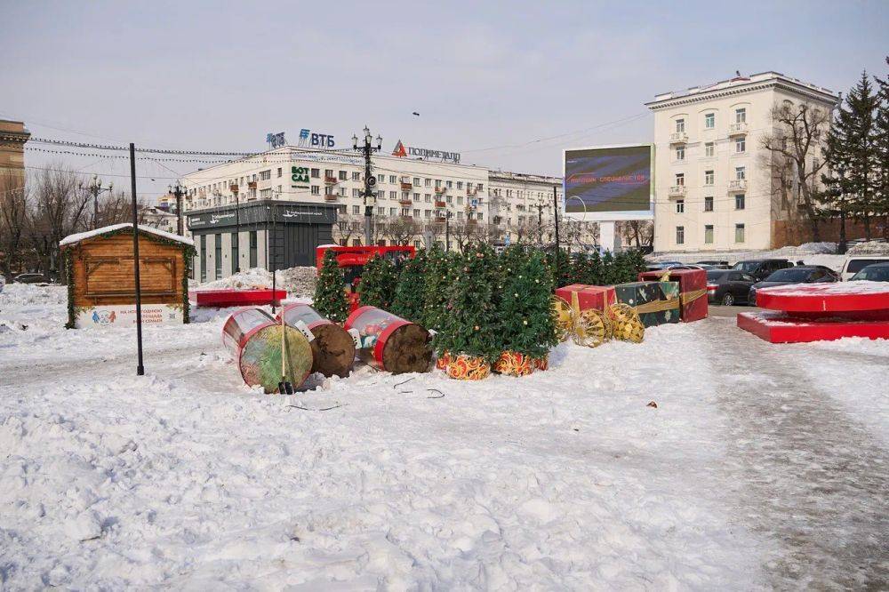 Демонтаж новогоднего городка на площади Ленина начался в Хабаровске