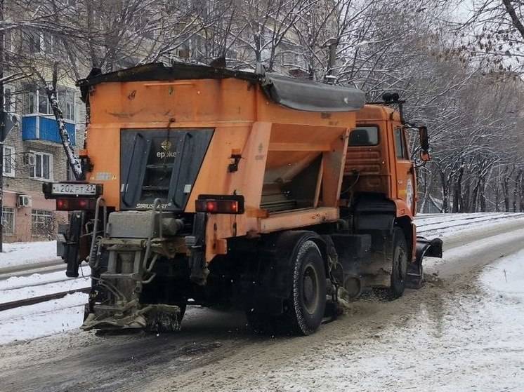 Чистят дороги, но заваливают повороты: хабаровчане жалуются на работу снегоуборочной техники