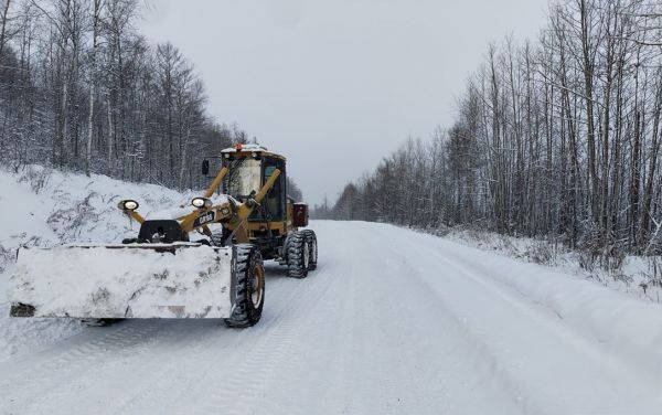 Уборка федеральных и региональных дорог продолжается в выходные дни