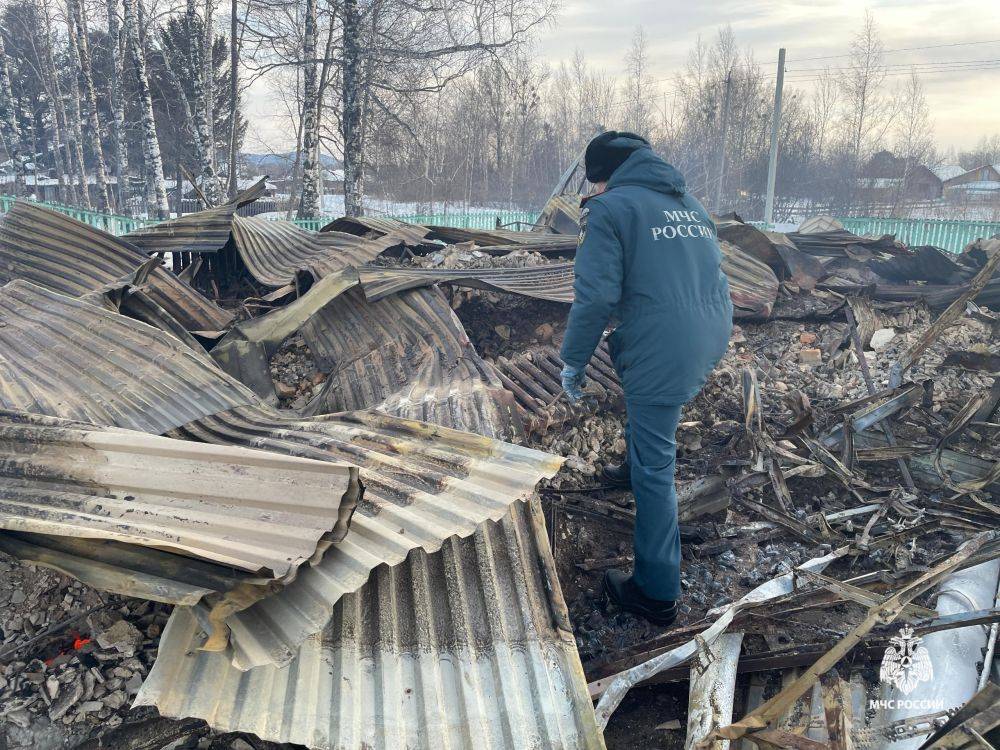 В поселке Кукан дознаватель МЧС России и эксперт Испытательной пожарной лаборатории ФПС по Хабаровскому краю осмотрели место пожара, пострадавшие от огня конструкции административного здания