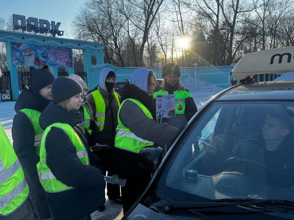 Комсомольские автоинспекторы с юными помощниками поздравили водителей с Днем защитника Отечества