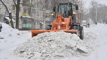 Уборка дорог Хабаровска во время циклона идёт круглосуточно