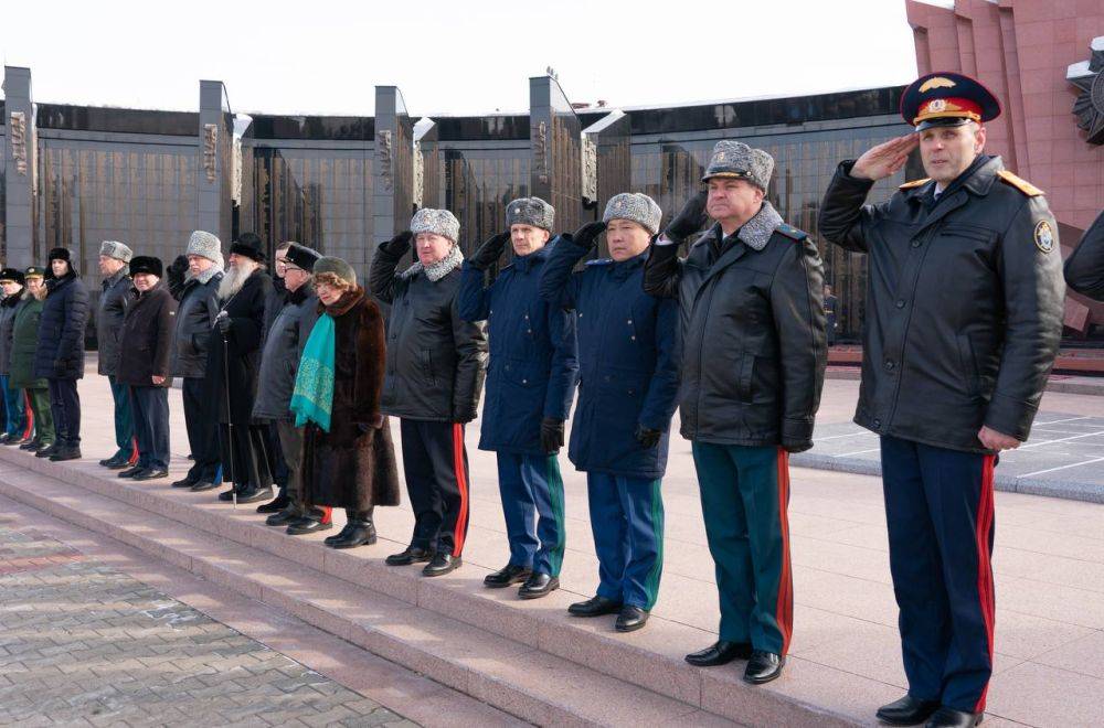 В преддверии Дня защитника Отечества прокурор Хабаровского края Виталий Степанов принял участие в торжественной церемонии возложения цветов к мемориальному комплексу «Вечный огонь» на площади Славы в Хабаровске