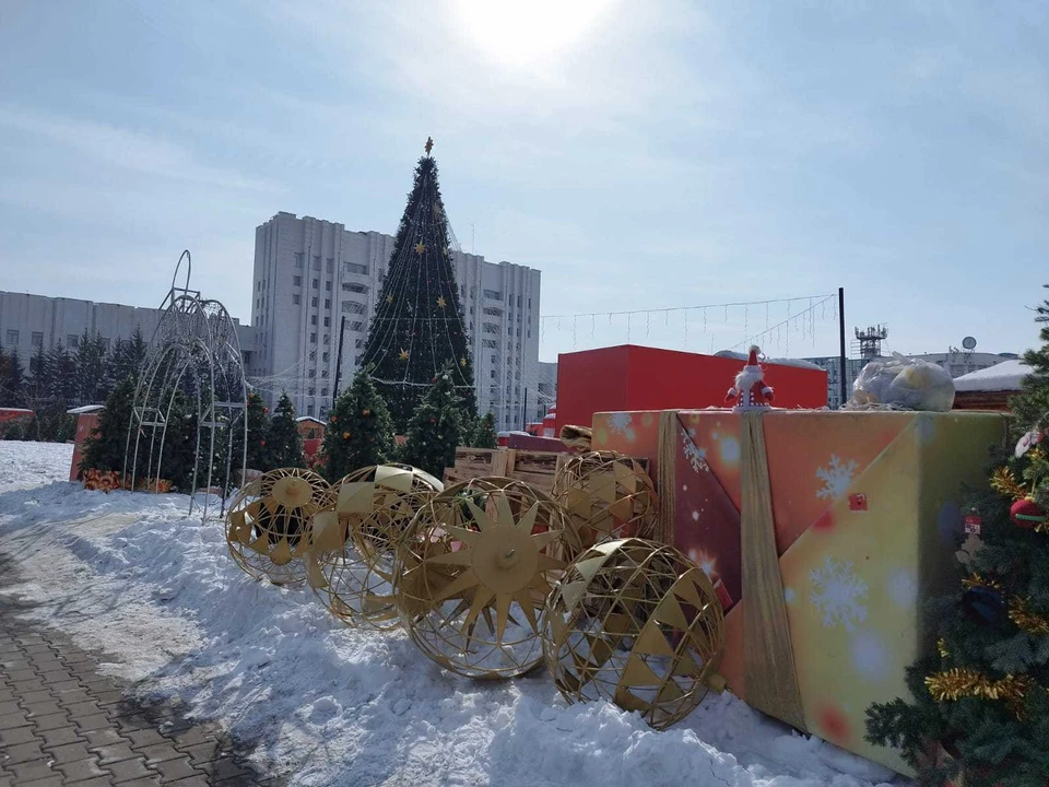 Новогодний городок начали убирать в Хабаровске0