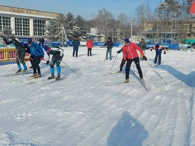 Самые спортивные: хабаровские спасатели соревновались на лыжне