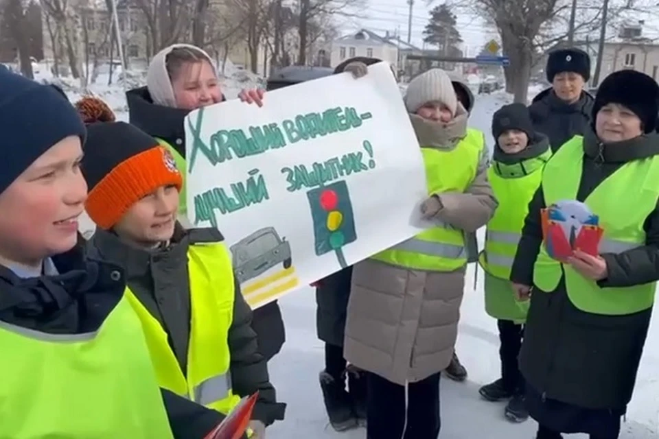 Школьники поздравили водителей с Днем защитника Отечества в Хабаровском крае0