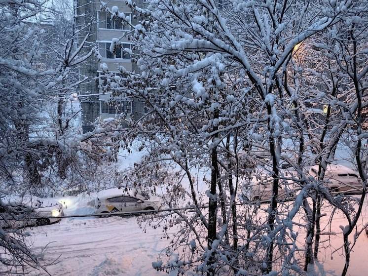 Словно в сказке: в Хабаровске не прекращается снег