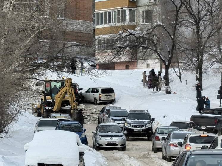 Снежная стихия продолжает сковывать Хабаровск