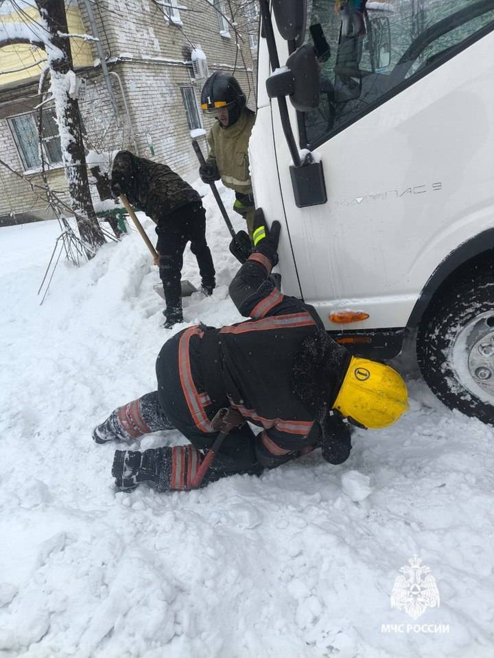 Сотрудники МЧС приходят на помощь хабаровчанам во время снежного циклона1