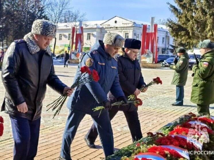 Спасатели возложили цветы к Вечному огню в Биробиджане