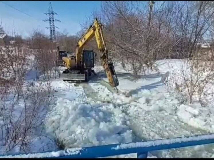 В Индустриальном поселке Хабаровска нарастает лед на безымянном ручье