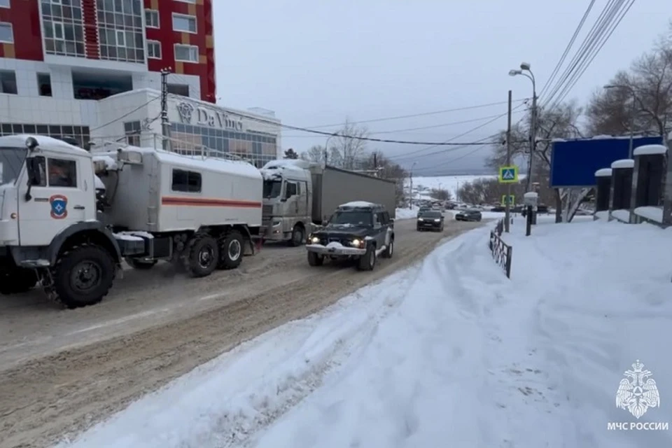 Вытащили 15 машин: спасатели борются со снежным апокалипсисом в Хабаровске0