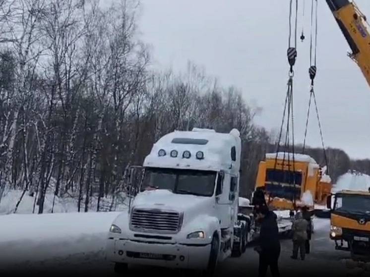 Застряли в дороге: около 90 большегрузов не могут выехать на комсомольской трассе