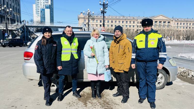 В Хабаровске Госавтоинспекторы совместно с представителями общественного совета присоединились к акции МВД России «Цветы для автоледи»