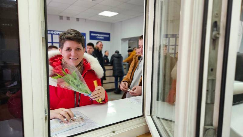 В Хабаровске сотрудники краевой Госавтоинспекции и представители общественности продолжают поздравлять автоледи с праздником весны